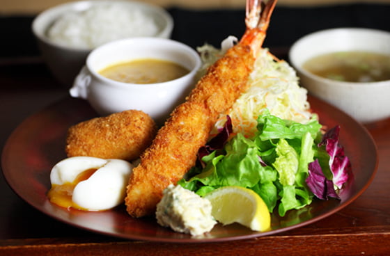 特别套餐和炸大虾（油炸大虾、油炸雪蟹肉奶油土豆饼、黄油鸡肉咖喱、土豆色拉、半熟煮蛋）