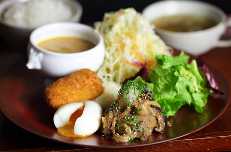 Hamburg Steak, Butter Chicken Curry, Crab Meat Cream Croquette, Potato Salad, Half-Cooked Egg の商品画像