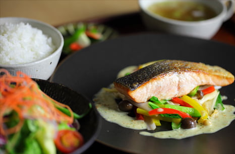 Sauteed Salmon and Vegetables with Lemon Butter Sauce の商品画像
