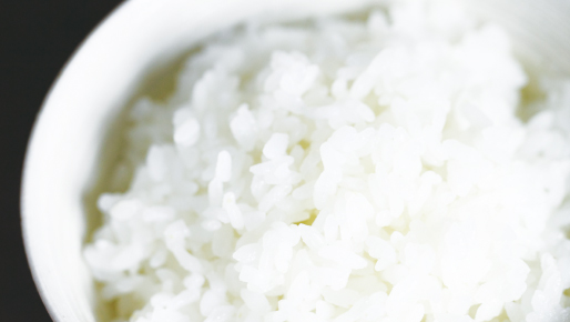 大米炊熟成的米饭